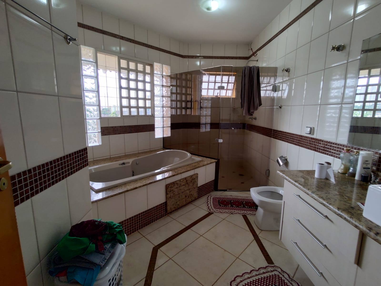 Imagem Sobrado com 4 Quartos à Venda, 386 m²em Aurora - Londrina