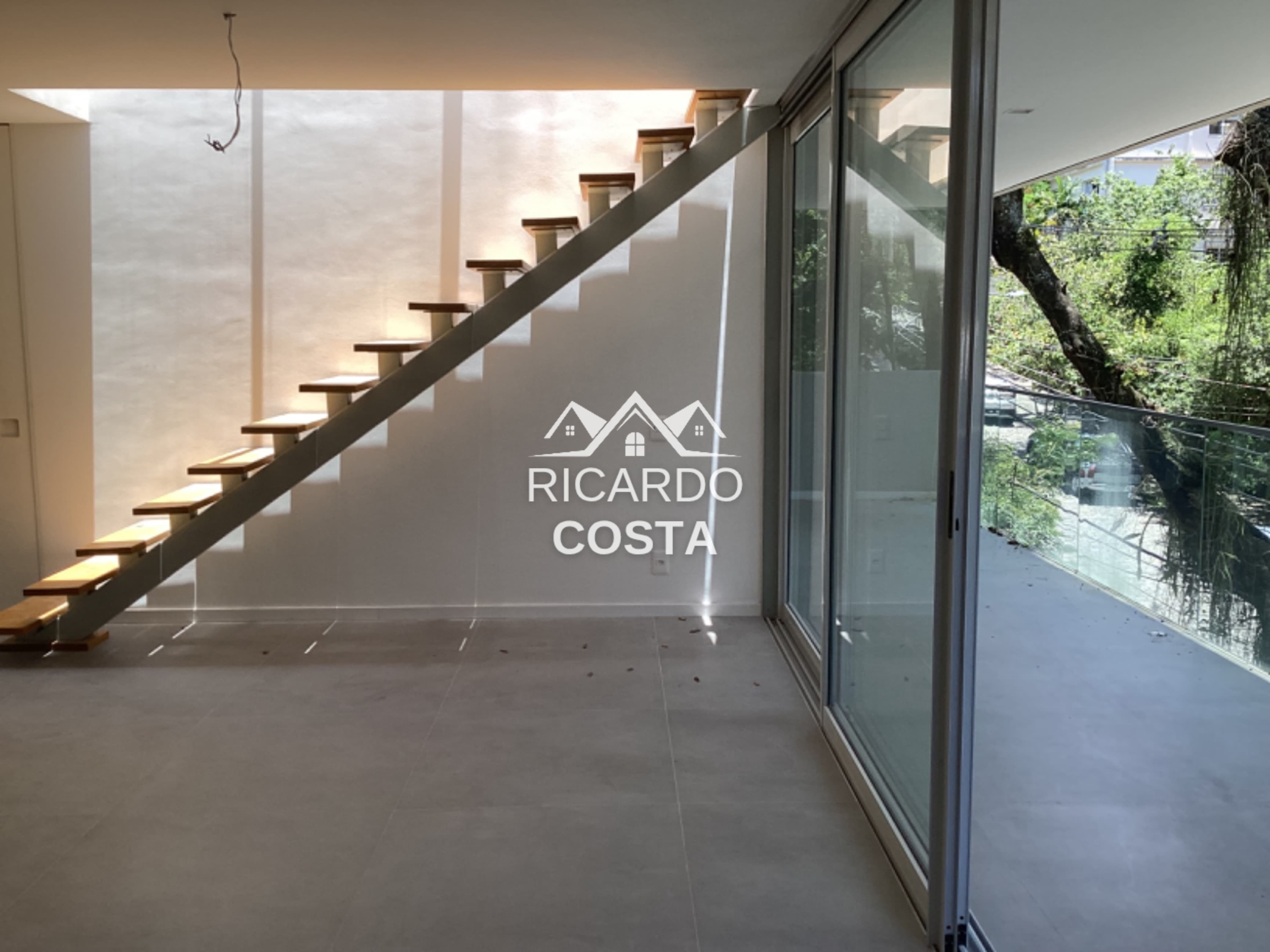 Imagem Cobertura com 2 Quartos à Venda ou Locação, 190 m² em Humaitá - Rio de Janeiro