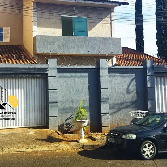 Sobrado com 3 Quartos à Venda, 260 m²em Tubalina - Uberlândia