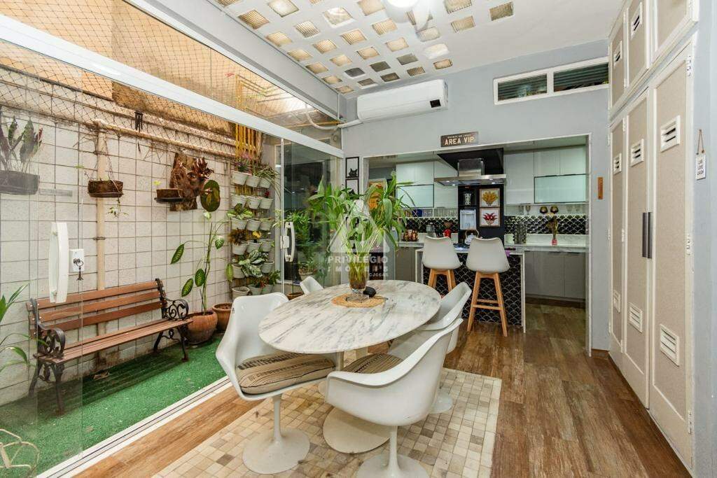 Imagem Apartamento com 3 Quartos à Venda, 195 m²em Copacabana - Rio de Janeiro Imagem Apartamento com 3 Quartos à Venda, 195 m²em Copacabana - Rio de Janeiro