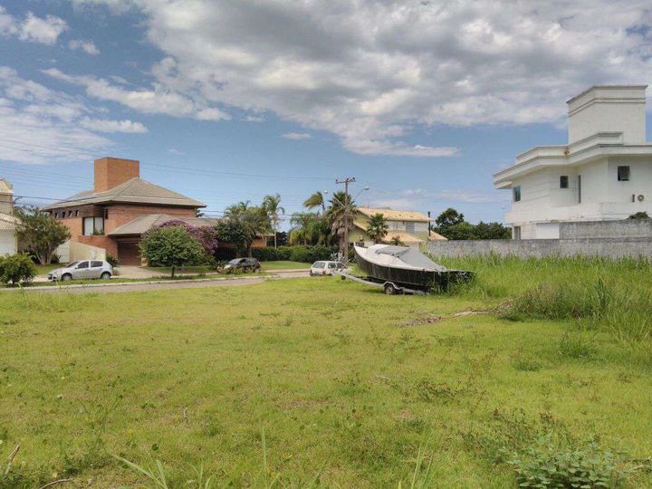 Terreno à Venda, 900 m² em Rio Tavares - Florianópolis