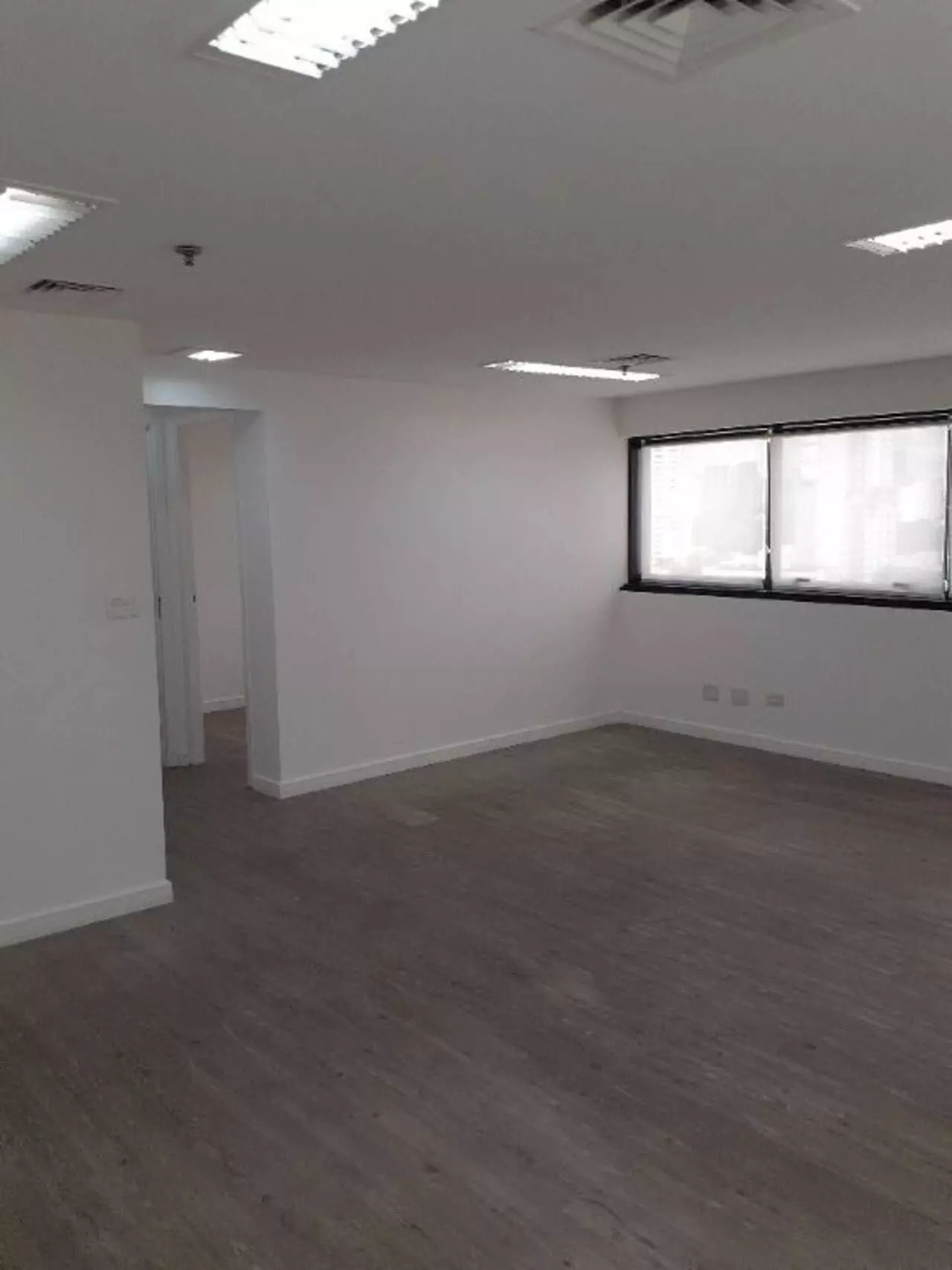 Imagem Sala Comercial à Venda ou Locação, 90 m²em Vila Olímpia - São Paulo Imagem Sala Comercial à Venda ou Locação, 90 m²em Vila Olímpia - São Paulo