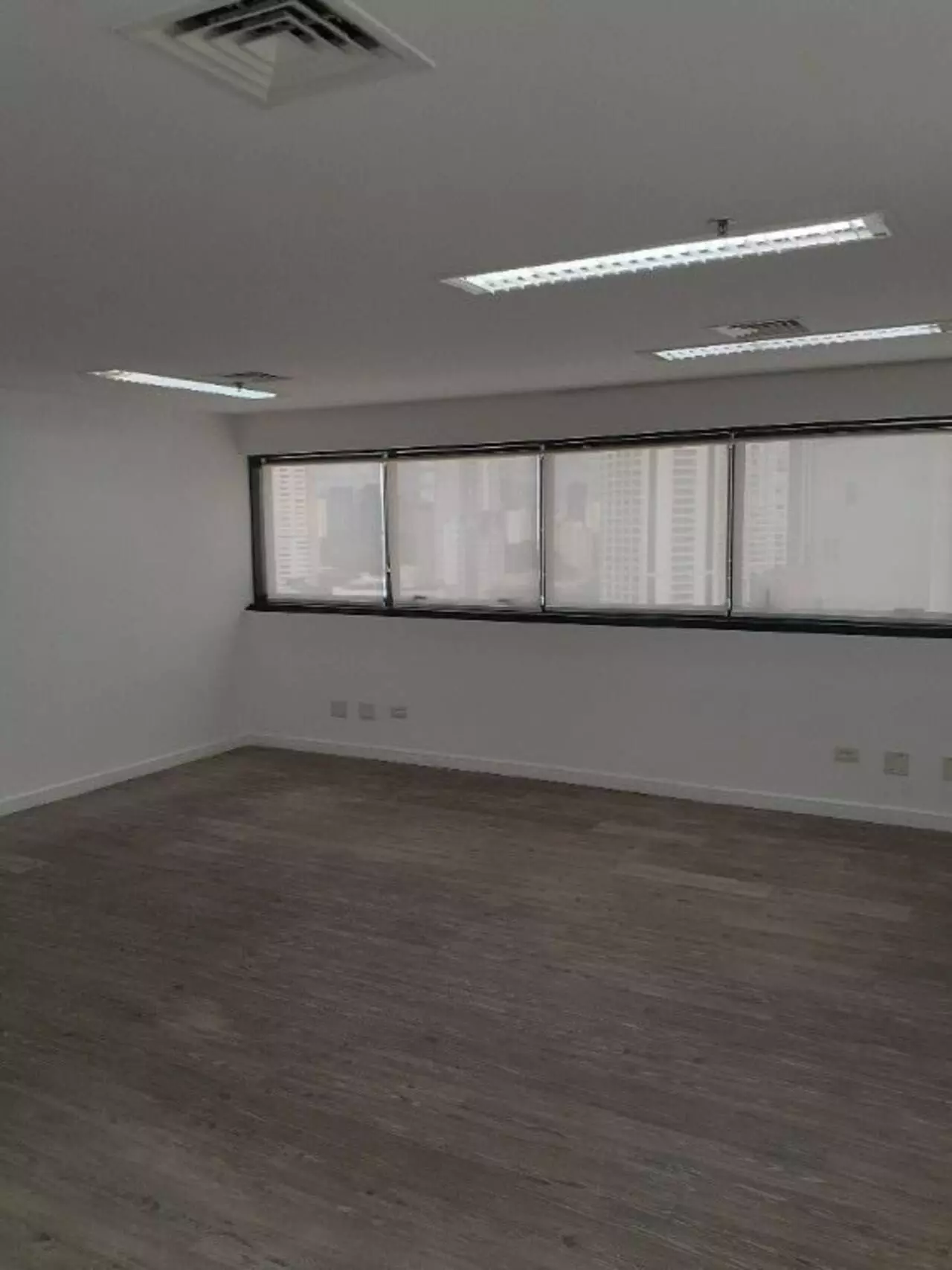Imagem Sala Comercial à Venda ou Locação, 90 m²em Vila Olímpia - São Paulo Imagem Sala Comercial à Venda ou Locação, 90 m²em Vila Olímpia - São Paulo