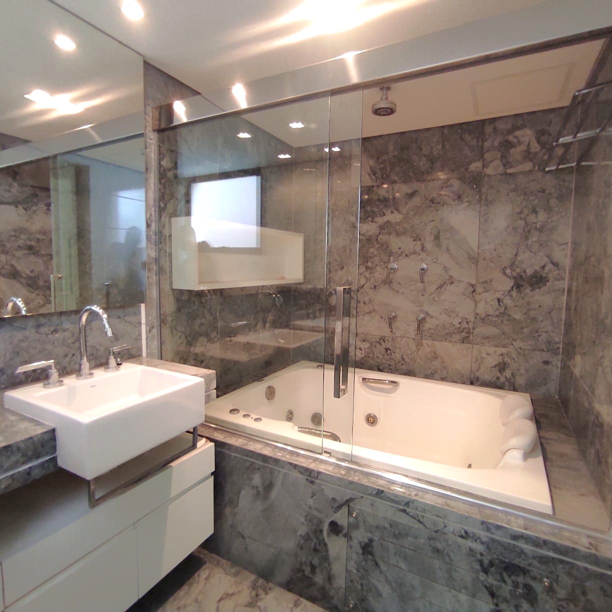 Imagem Apartamento com 4 Quartos à Venda, 138 m²em Lourdes - Belo Horizonte Imagem Apartamento com 4 Quartos à Venda, 138 m²em Lourdes - Belo Horizonte