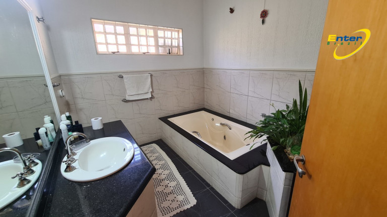 Imagem Casa de Condomínio com 4 Quartos à Venda,  em Joquei clube - Brasilia