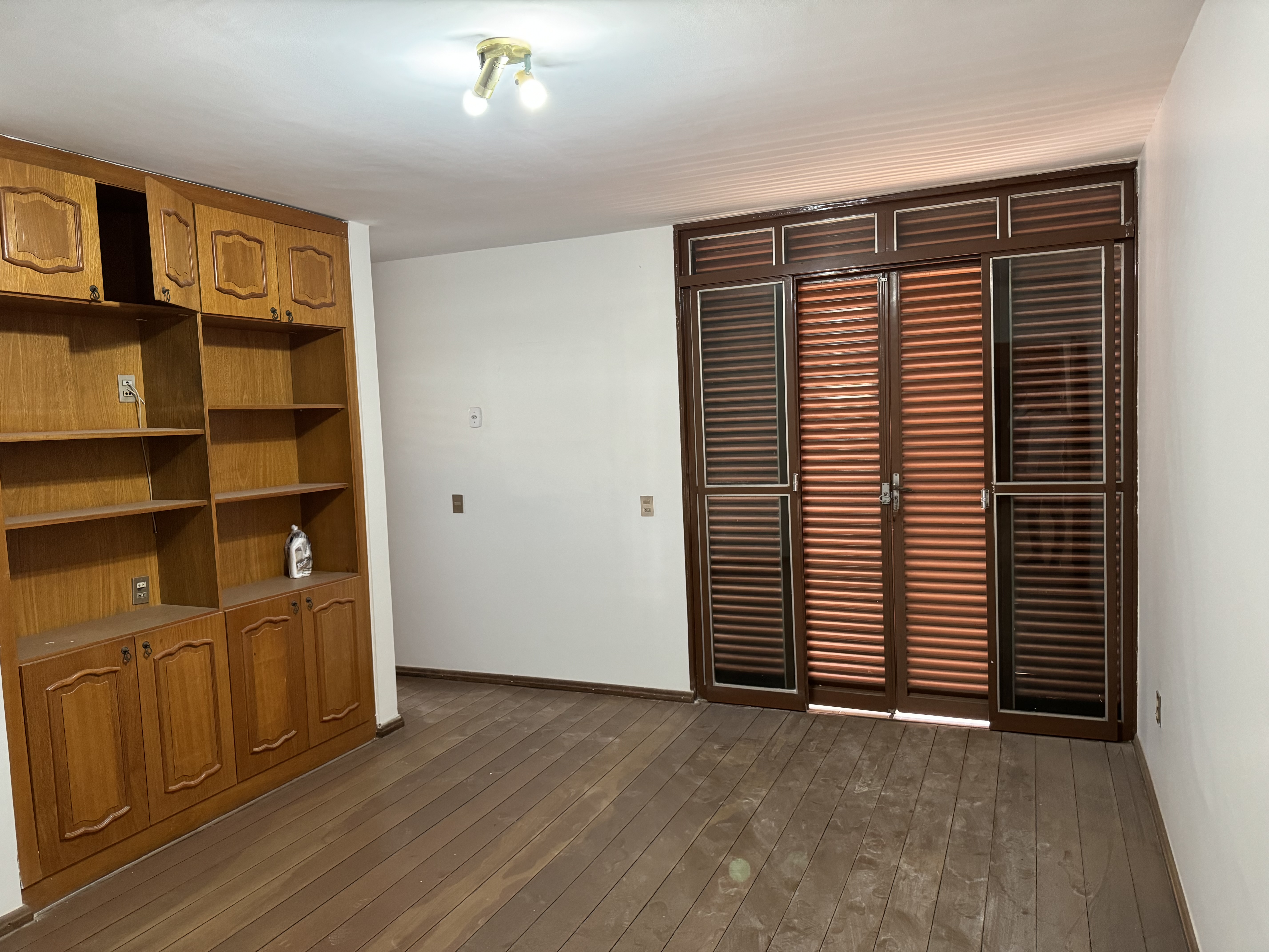Imagem Sobrado com 5 Quartos para Alugar, 450 m²em Setor Bueno - Goiânia