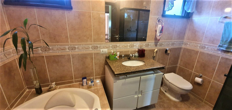 Imagem Casa com 3 Quartos à Venda, 223 m² em Novo Mundo - Curitiba Imagem Casa com 3 Quartos à Venda, 223 m² em Novo Mundo - Curitiba