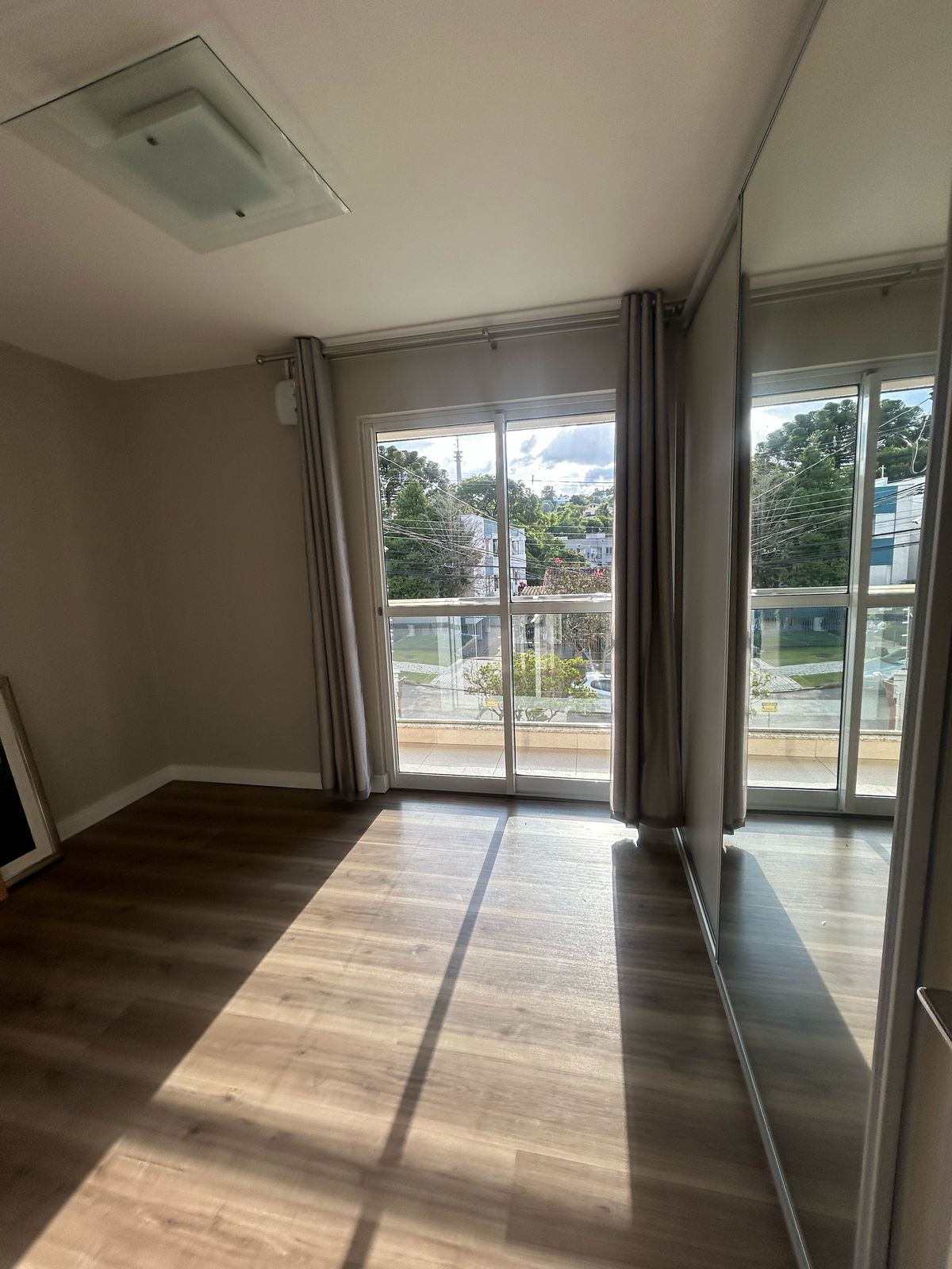Imagem Sobrado com 3 Quartos à Venda, 118 m² em Mercês - Curitiba