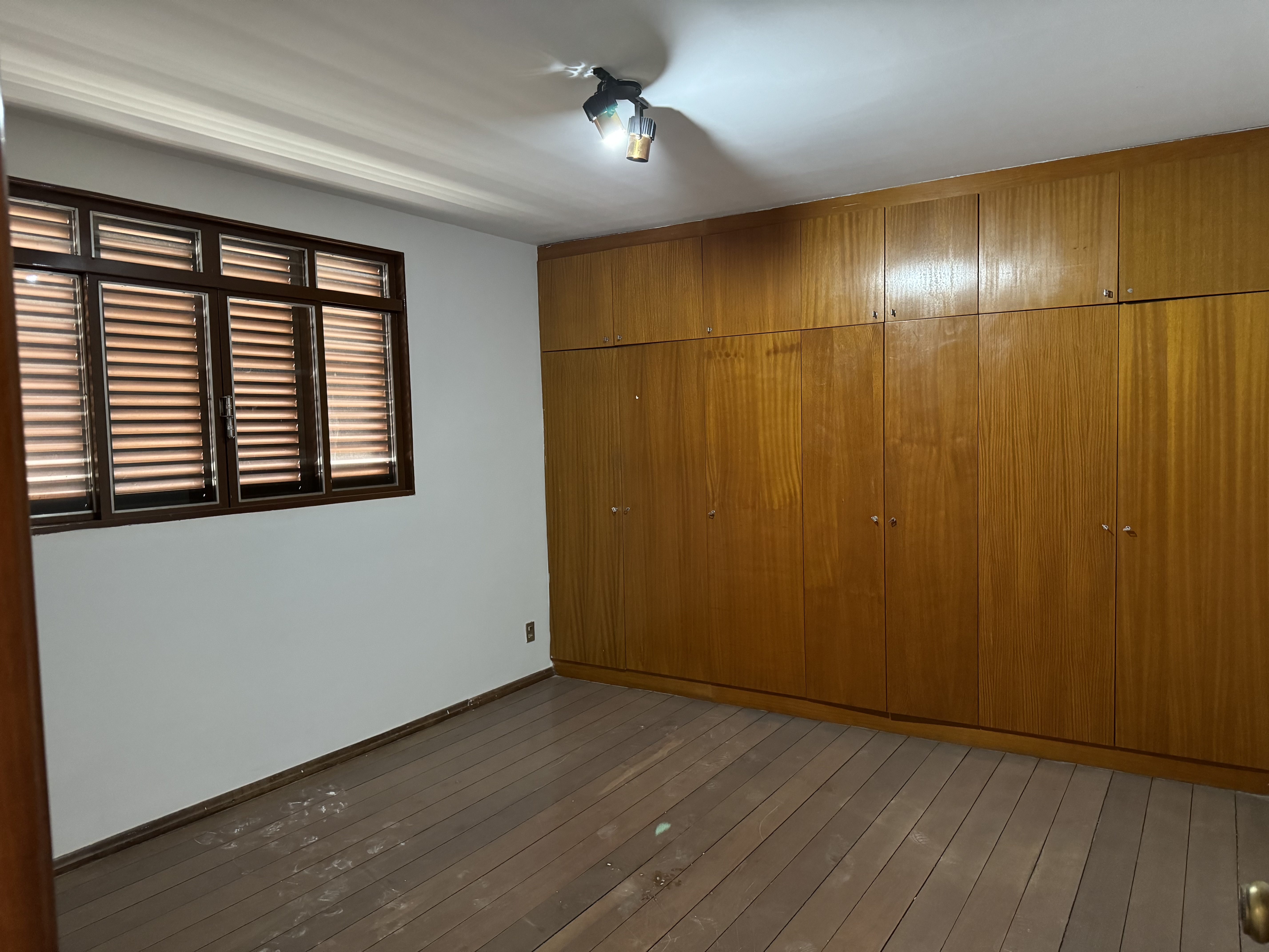 Imagem Sobrado com 5 Quartos para Alugar, 450 m²em Setor Bueno - Goiânia