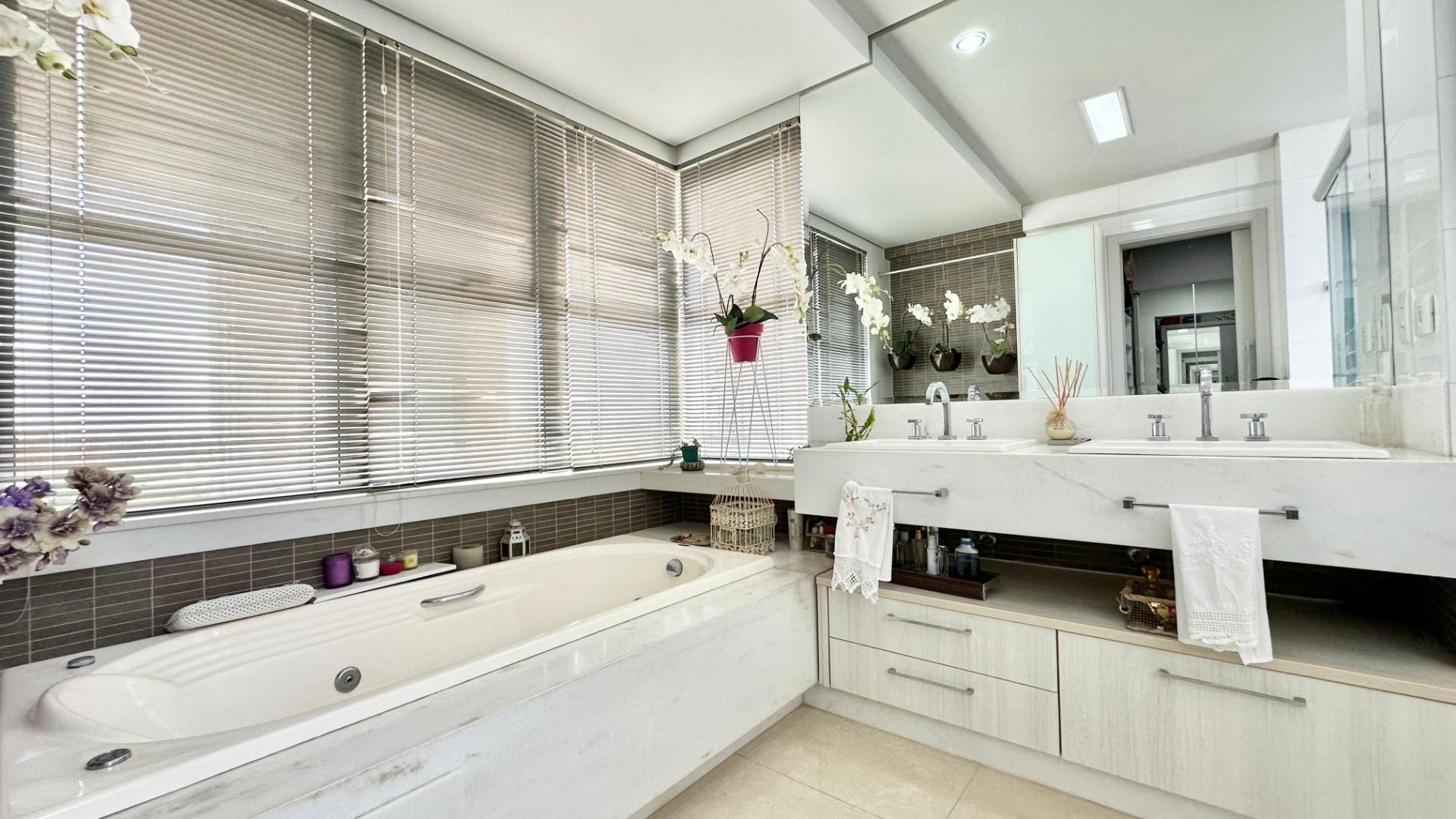 Imagem Apartamento com 3 Quartos à Venda, 215 m²em Bela Suiça - Londrina