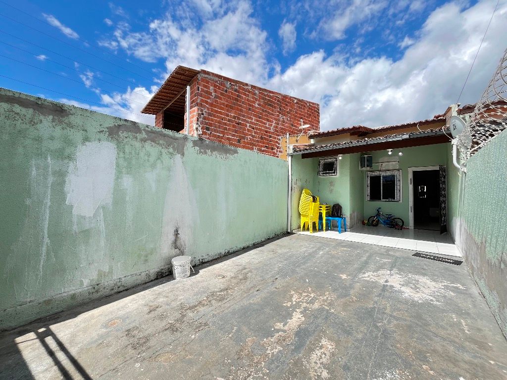 Casa com 2 Quartos à Venda, 100 m² em Siqueira - Fortaleza