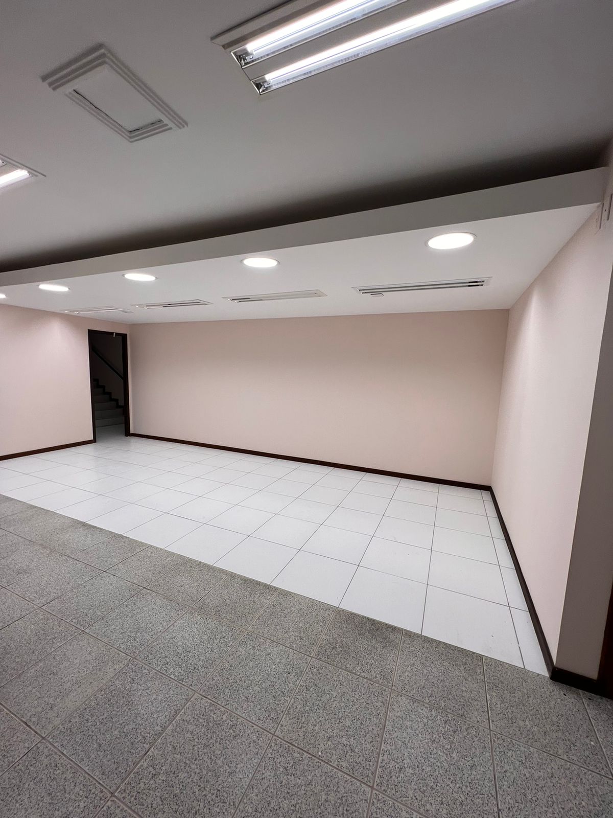 Imagem Sala Comercial à Venda, 656 m² em Centro - Balneário Camboriú Imagem Sala Comercial à Venda, 656 m² em Centro - Balneário Camboriú