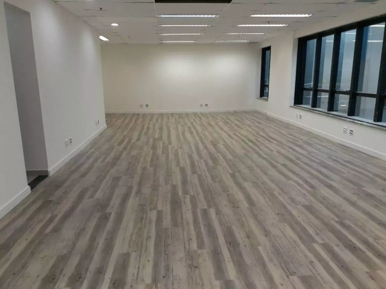 Imagem Sala Comercial à Venda ou Locação, 88 m²em Vila Olímpia - São Paulo Imagem Sala Comercial à Venda ou Locação, 88 m²em Vila Olímpia - São Paulo