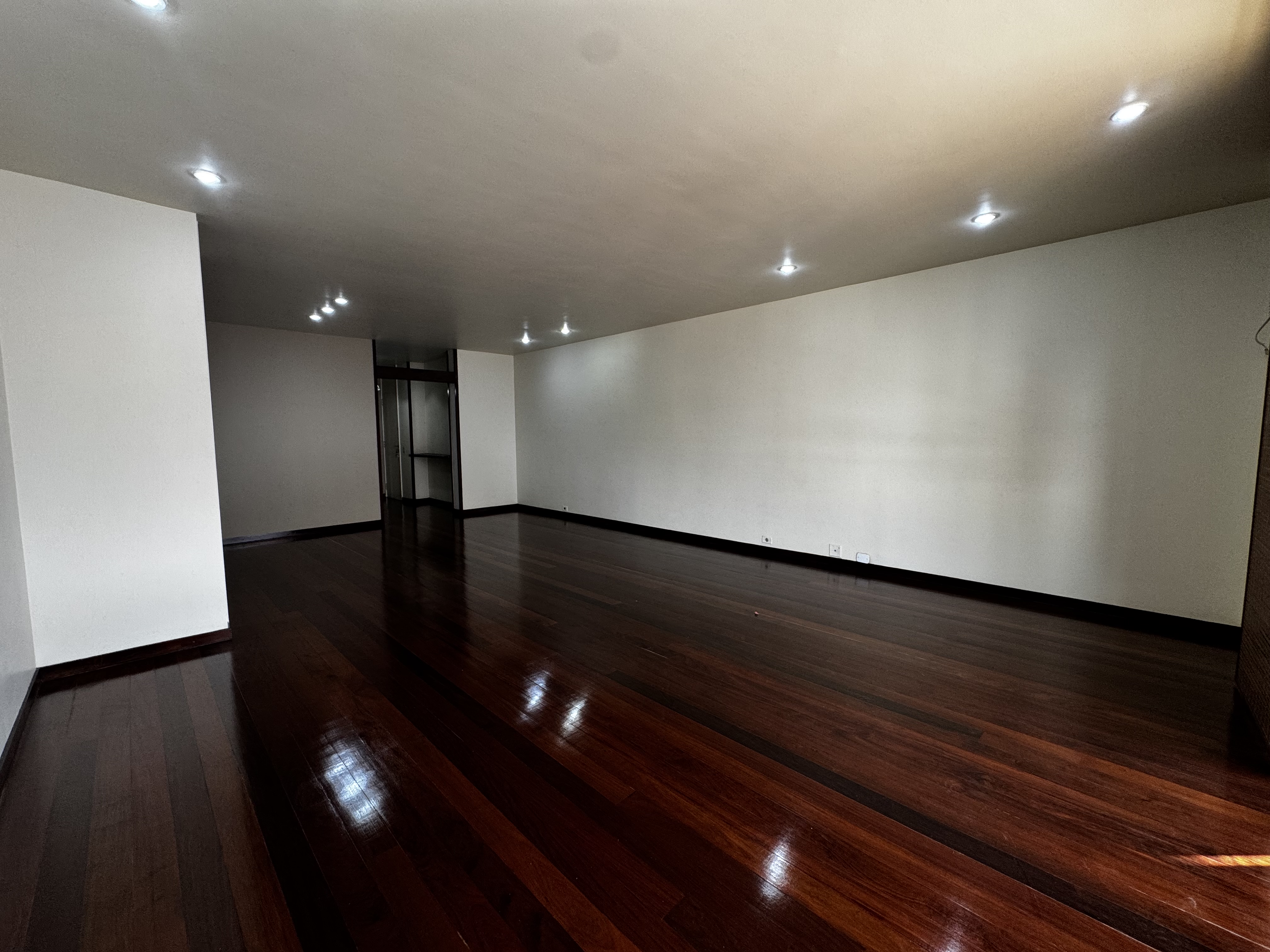 Imagem Apartamento com 3 Quartos à Venda, 150 m² em Laranjeiras - Rio de Janeiro Imagem Apartamento com 3 Quartos à Venda, 150 m² em Laranjeiras - Rio de Janeiro
