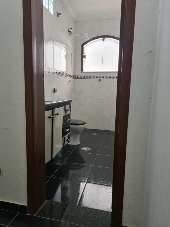 Imagem Casa com 4 Quartos para Temporada, 300 m²em Jardim Virgínia - Guarujá Imagem Casa com 4 Quartos para Temporada, 300 m²em Jardim Virgínia - Guarujá