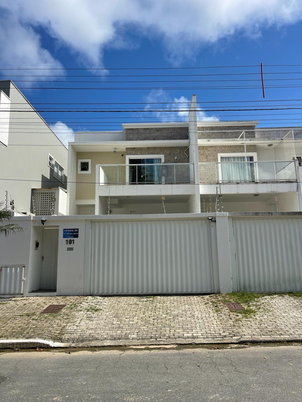 Casa com 3 Quartos à Venda ou Temporada, 202 m²em Praia dos Amores - Balneário Camboriú