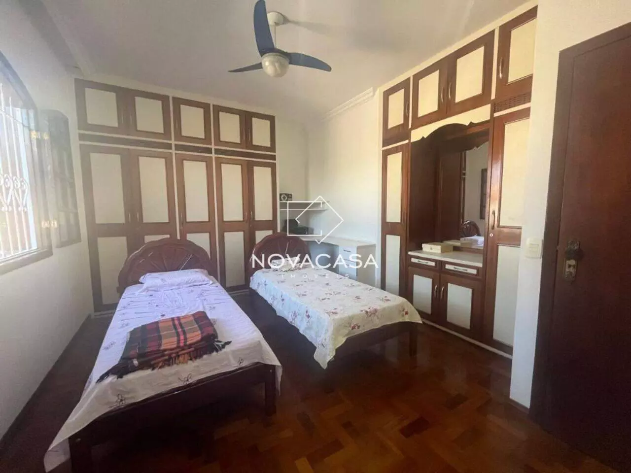 Imagem Casa com 4 Quartos à Venda, 380 m² em Santa Mônica - Belo Horizonte