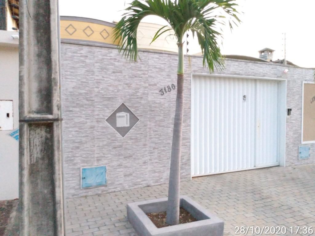 Sobrado com 5 Quartos à Venda, 252 m²em Manuel Dias Branco - Fortaleza