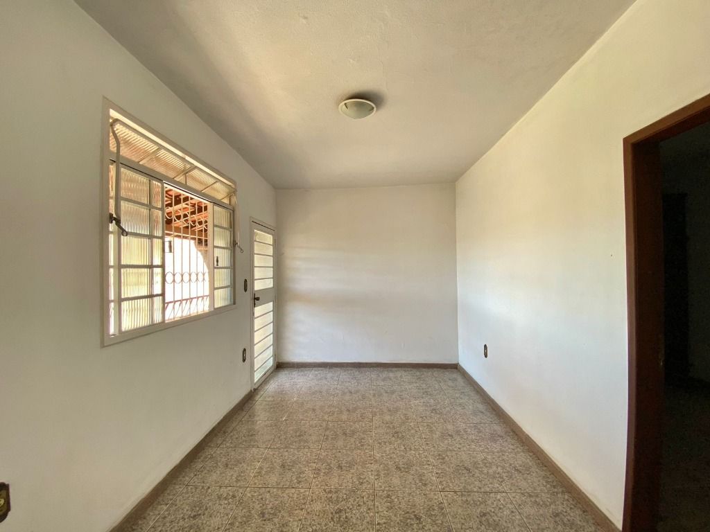 Imagem Casa com 2 Quartos à Venda, 110 m² em Planalto - Belo Horizonte