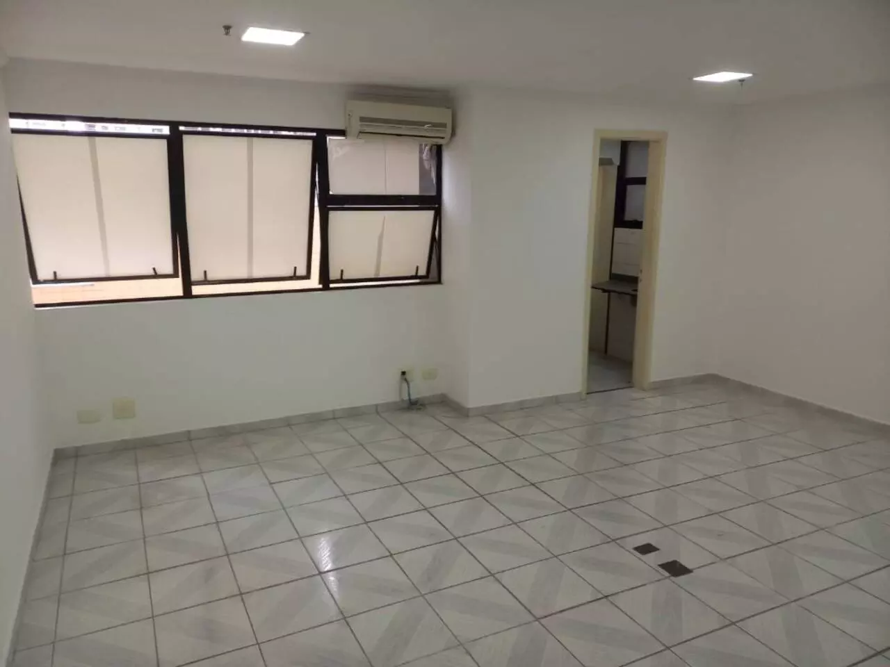 Imagem Sala Comercial à Venda ou Locação, 37 m² em Indianópolis - São Paulo Imagem Sala Comercial à Venda ou Locação, 37 m² em Indianópolis - São Paulo