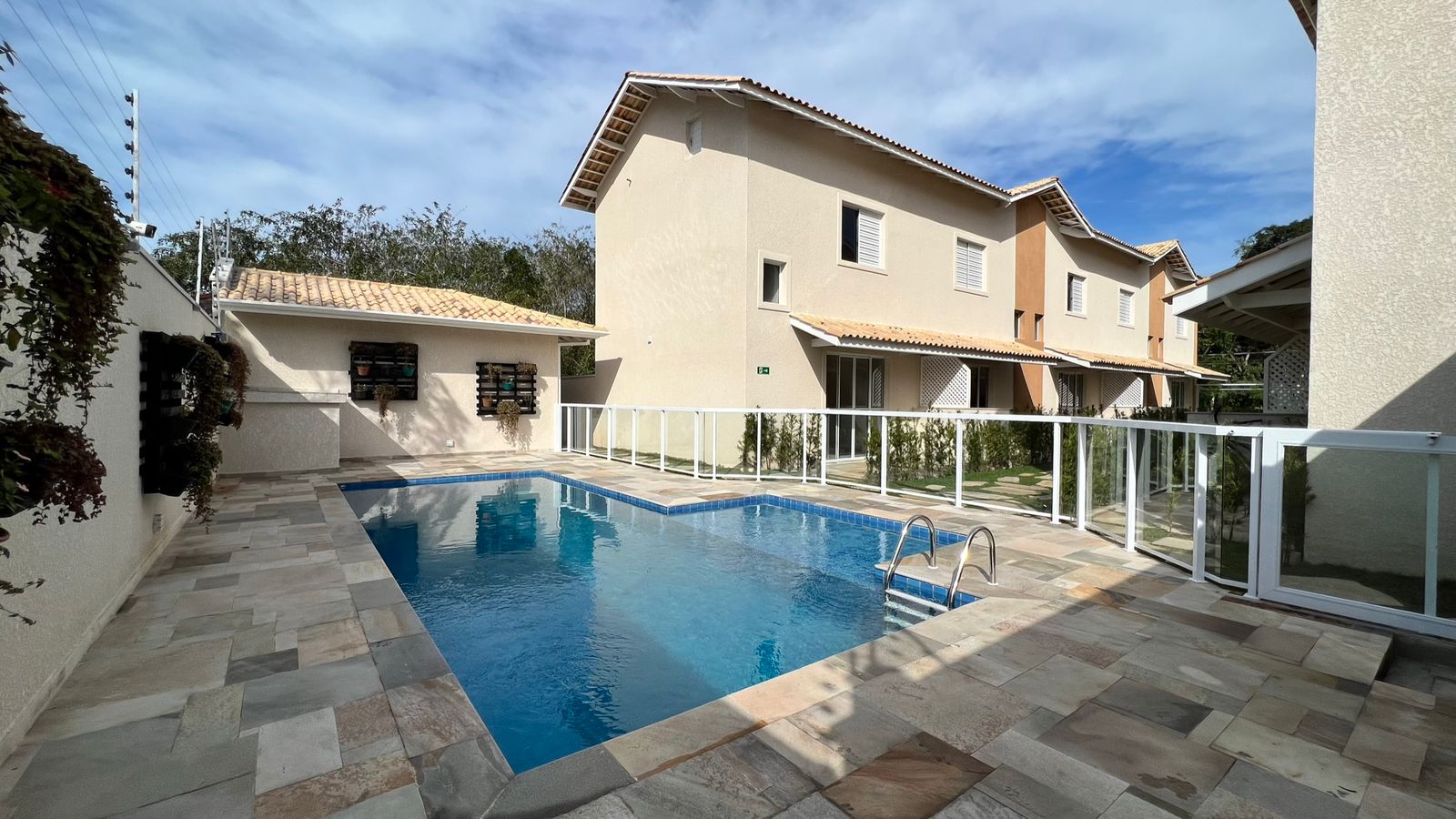Imagem Casa de Condomínio com 2 Quartos para Alugar, 81 m²em São Lourenço - Bertioga