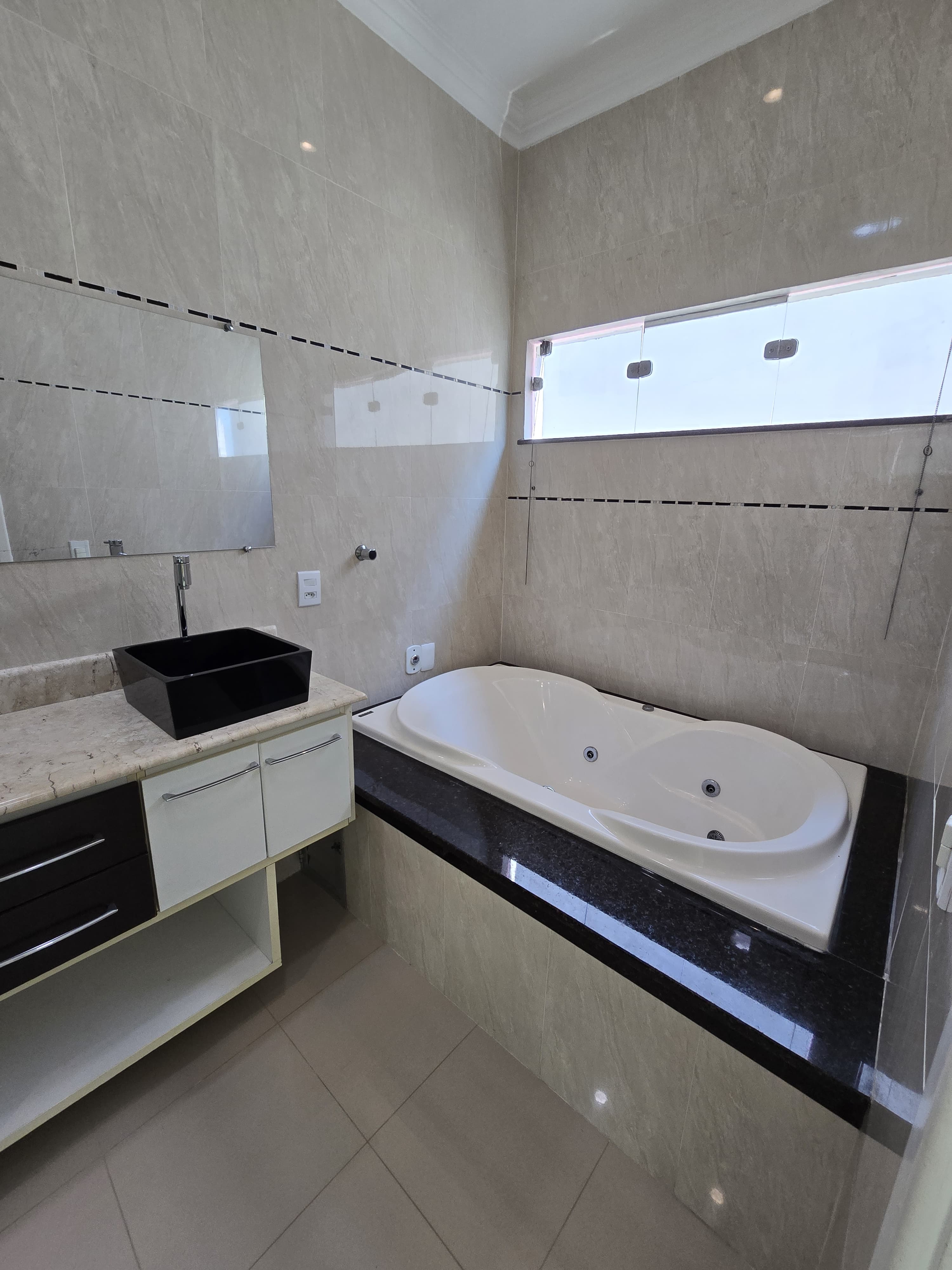 Imagem Casa de Condomínio com 4 Quartos à Venda, 239 m² em Tarumã - Manaus