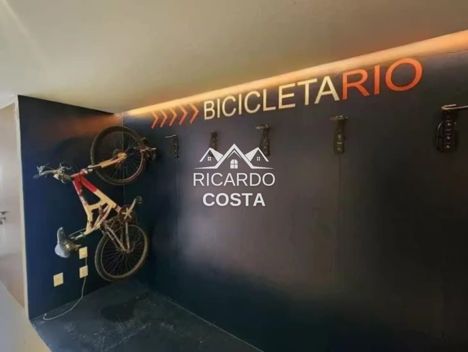 Imagem Cobertura com 2 Quartos à Venda ou Locação, 190 m² em Humaitá - Rio de Janeiro