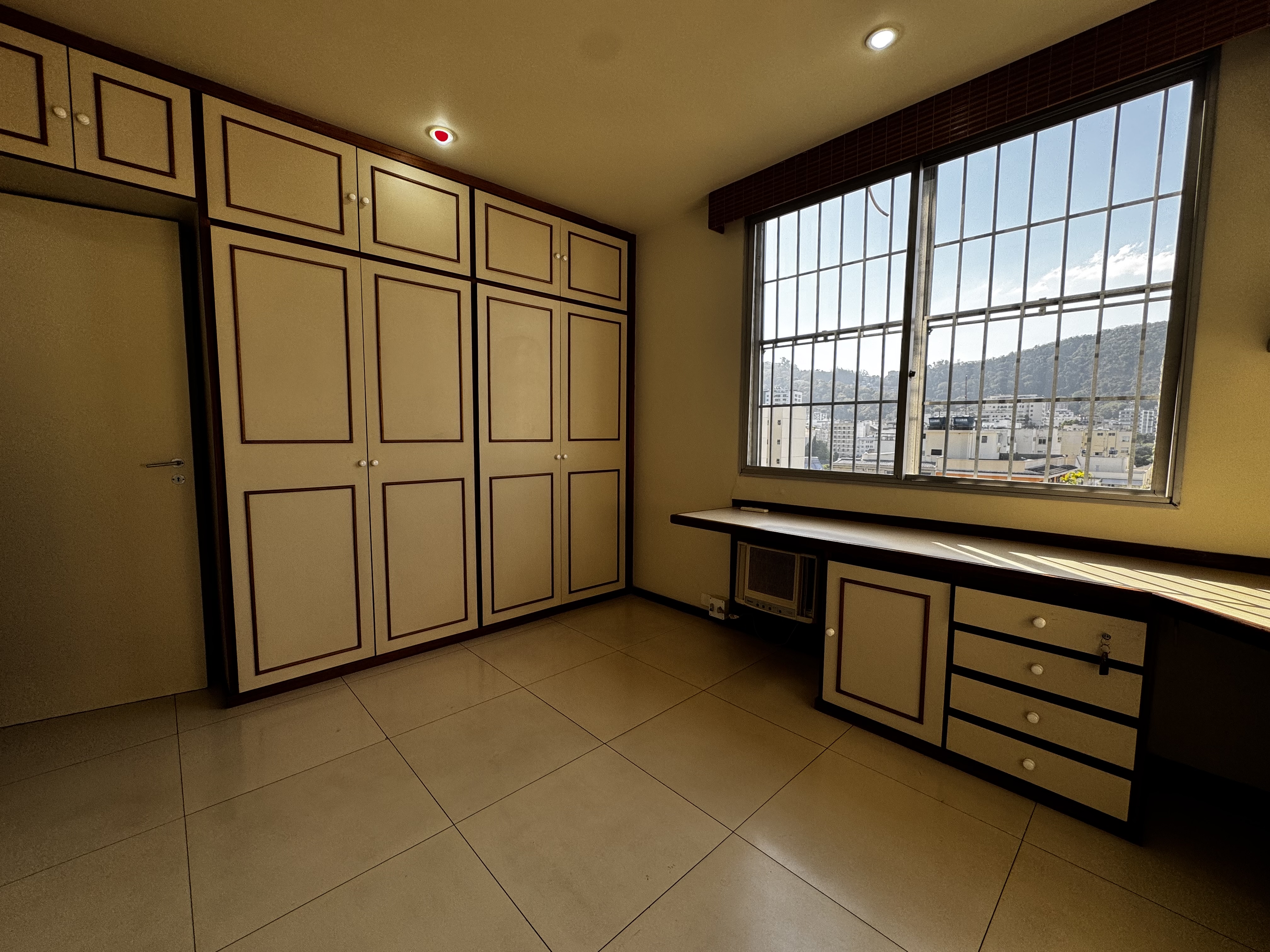 Imagem Apartamento com 3 Quartos à Venda, 150 m² em Laranjeiras - Rio de Janeiro Imagem Apartamento com 3 Quartos à Venda, 150 m² em Laranjeiras - Rio de Janeiro