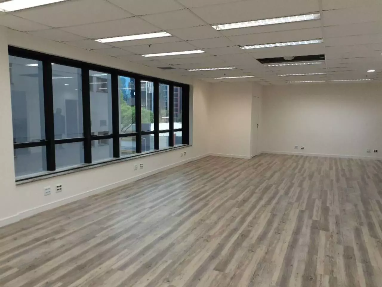 Imagem Sala Comercial à Venda ou Locação, 88 m²em Vila Olímpia - São Paulo Imagem Sala Comercial à Venda ou Locação, 88 m²em Vila Olímpia - São Paulo
