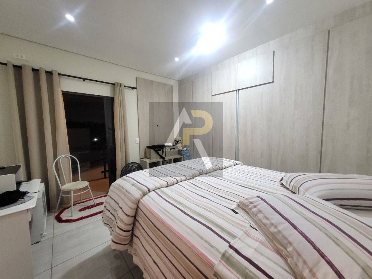 Imagem Casa de Condomínio com 4 Quartos à Venda, 275 m²em Jardim Rubi - Mogi das Cruzes