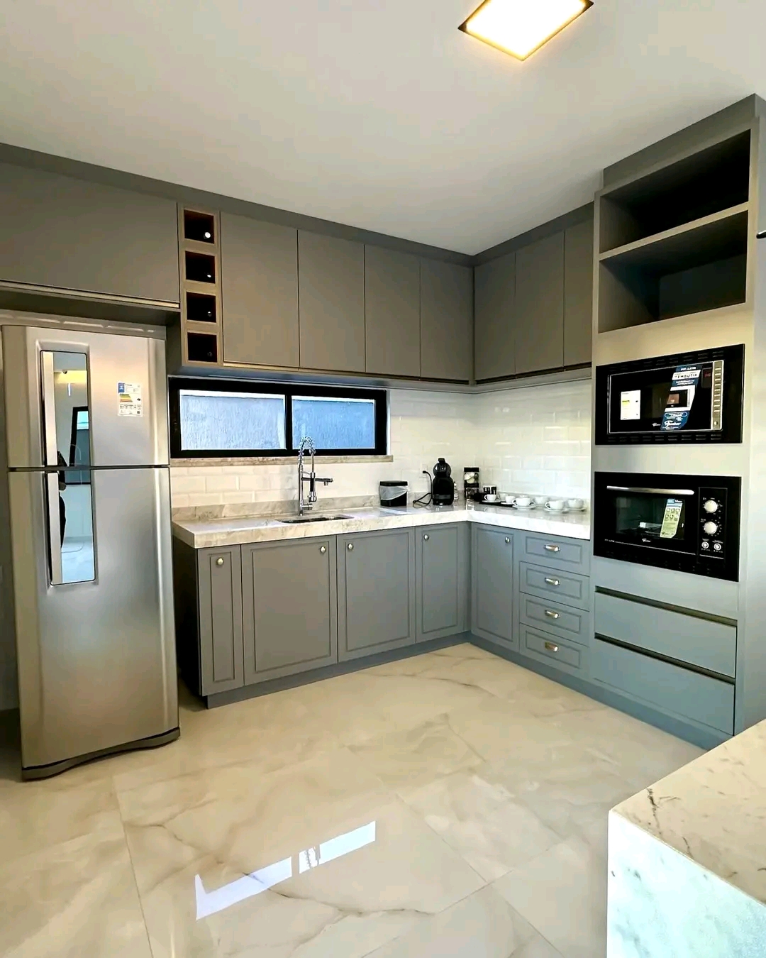 Imagem Casa de Condomínio com 4 Quartos à Venda, 240 m²em Alphaville  - Eusebio 