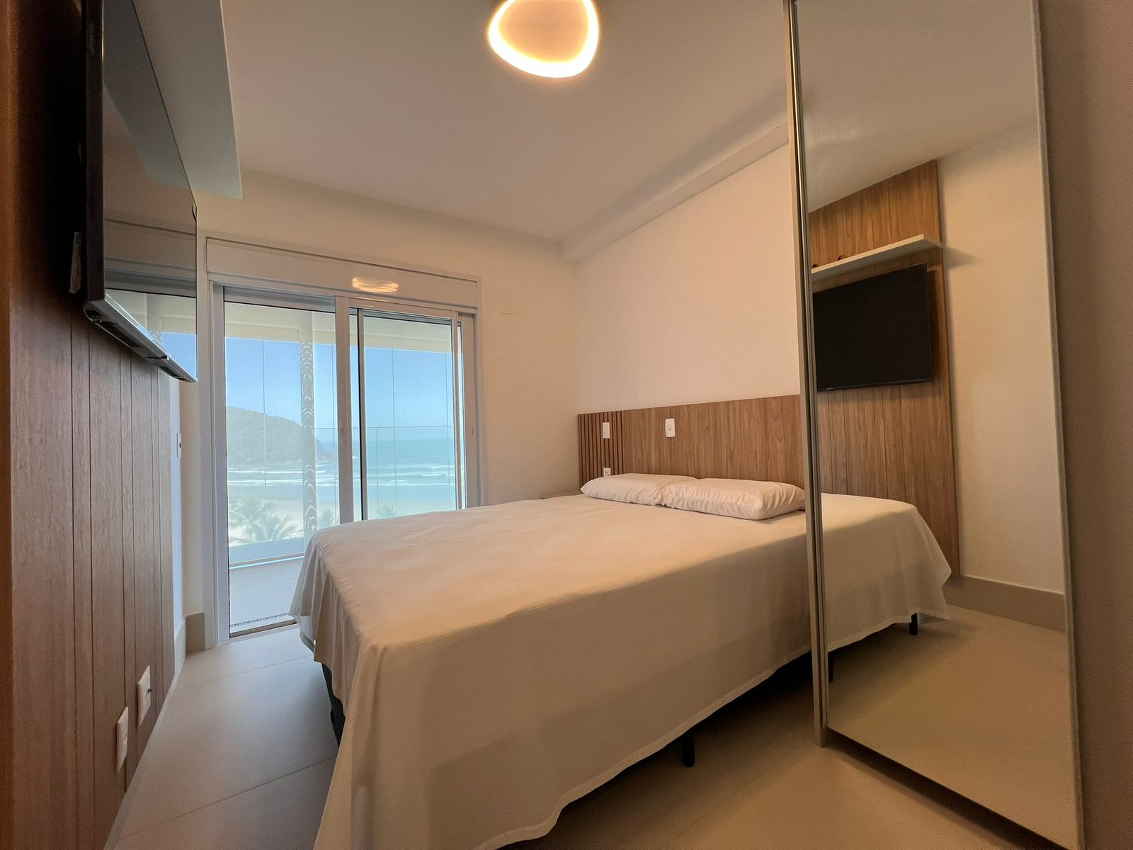 Imagem Apartamento com 4 Quartos para Temporada, 141 m² em Riviera - Bertioga Imagem Apartamento com 4 Quartos para Temporada, 141 m² em Riviera - Bertioga