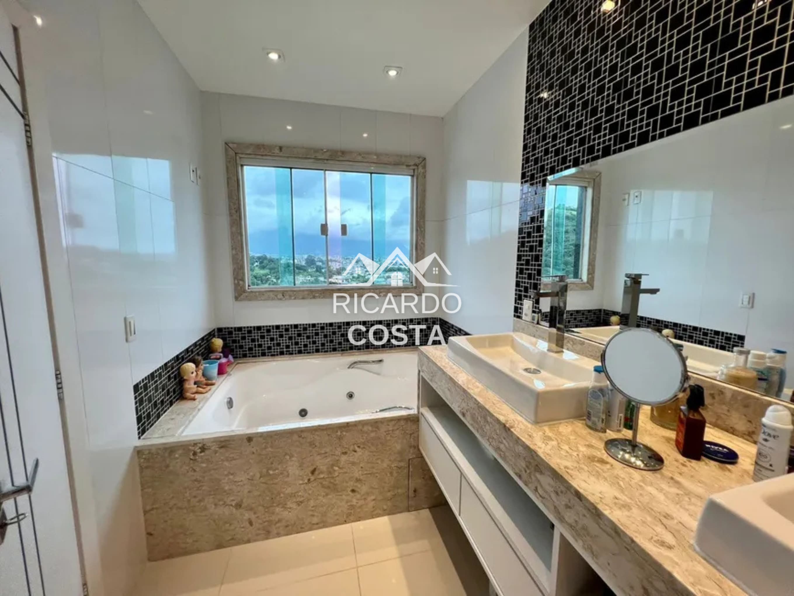Imagem Casa de Condomínio com 3 Quartos à Venda ou Locação, 310 m² em Jacarepaguá - Rio de Janeiro