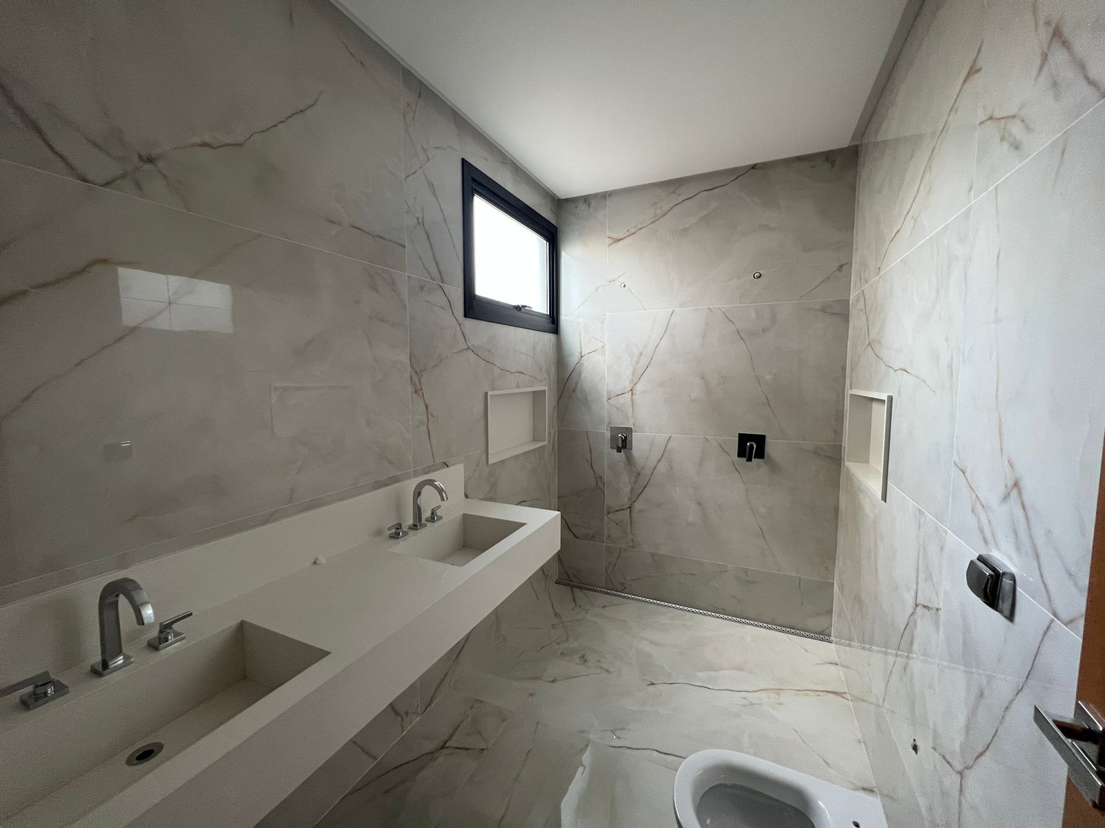 Imagem Casa de Condomínio com 4 Quartos à Venda, 253 m²em Residencial Goiânia Golfe Clube - Goiânia