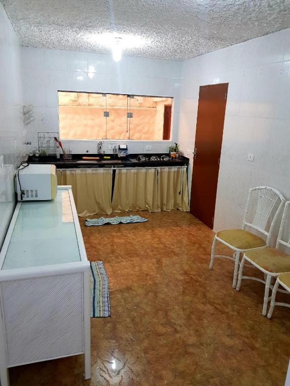 Imagem Casa com 4 Quartos para Temporada, 300 m²em Jardim Virgínia - Guarujá Imagem Casa com 4 Quartos para Temporada, 300 m²em Jardim Virgínia - Guarujá
