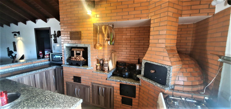 Imagem Casa com 3 Quartos à Venda, 223 m² em Novo Mundo - Curitiba Imagem Casa com 3 Quartos à Venda, 223 m² em Novo Mundo - Curitiba