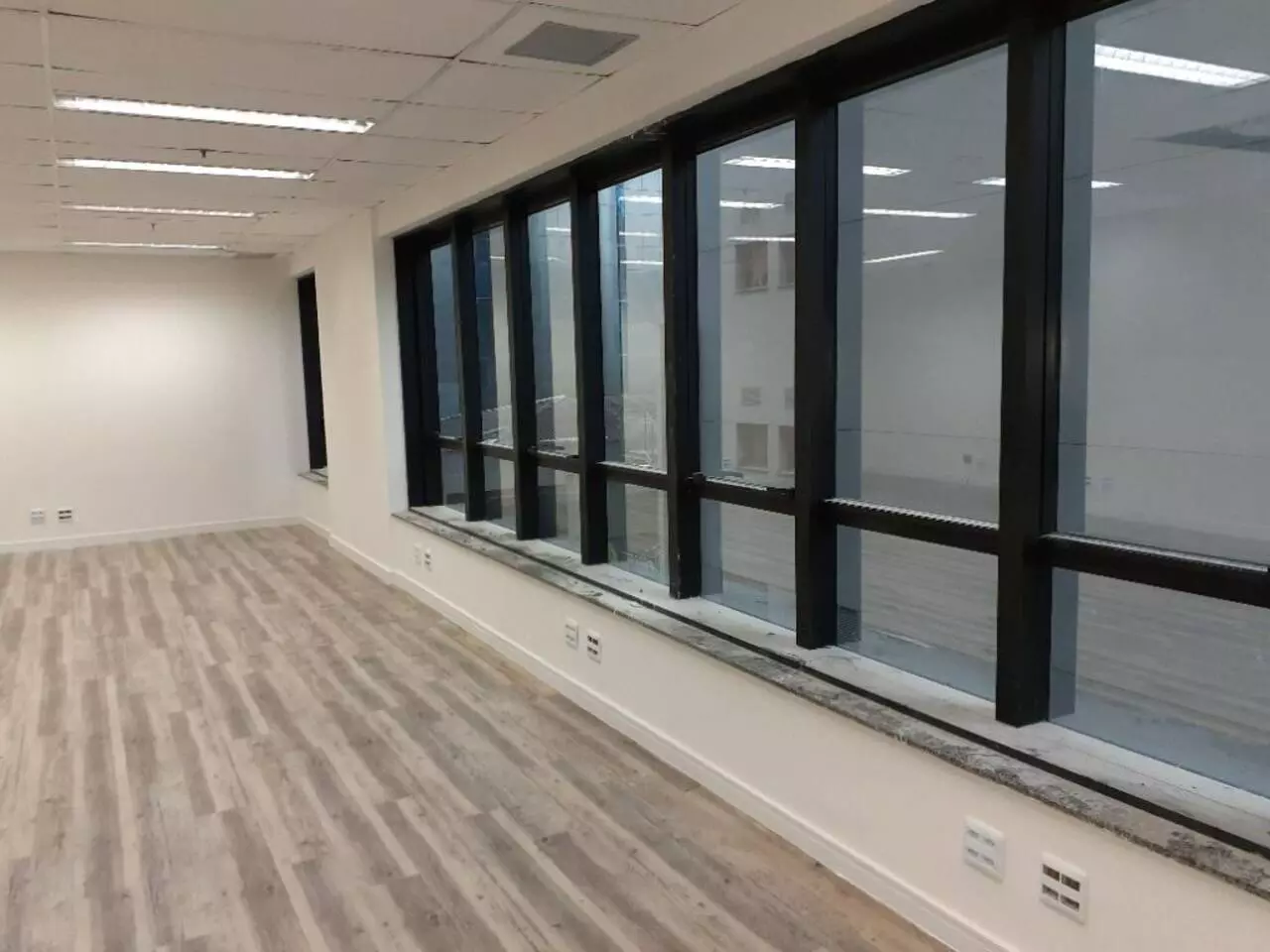 Imagem Sala Comercial à Venda ou Locação, 88 m²em Vila Olímpia - São Paulo Imagem Sala Comercial à Venda ou Locação, 88 m²em Vila Olímpia - São Paulo