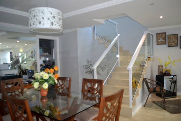 Imagem Casa com 3 Quartos à Venda, 250 m² em Varzea - Teresópolis