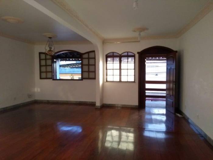 Casa com 4 Quartos à Venda, 300 m²em Alto Barroca - Belo Horizonte