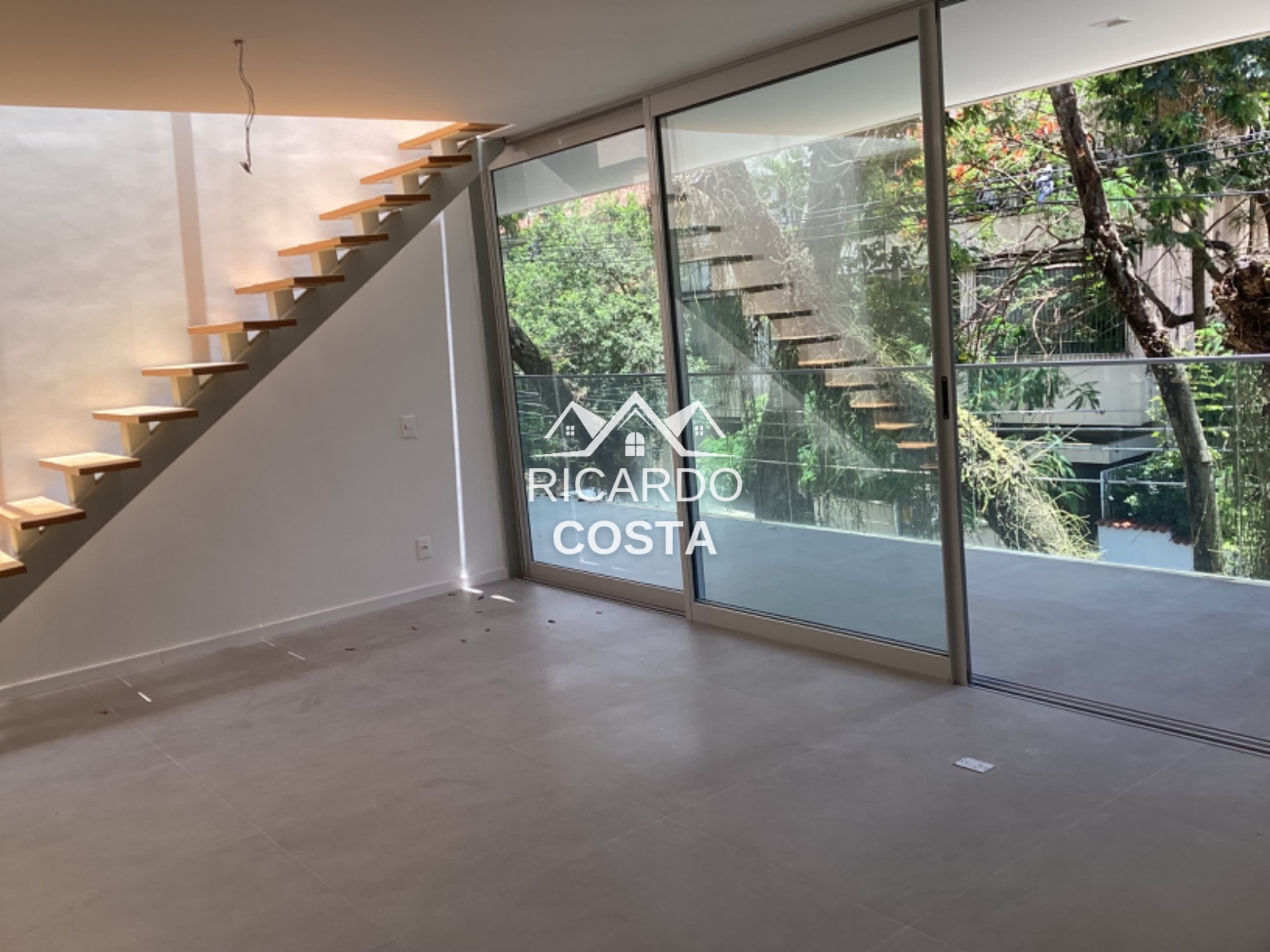 Imagem Cobertura com 2 Quartos à Venda ou Locação, 190 m² em Humaitá - Rio de Janeiro
