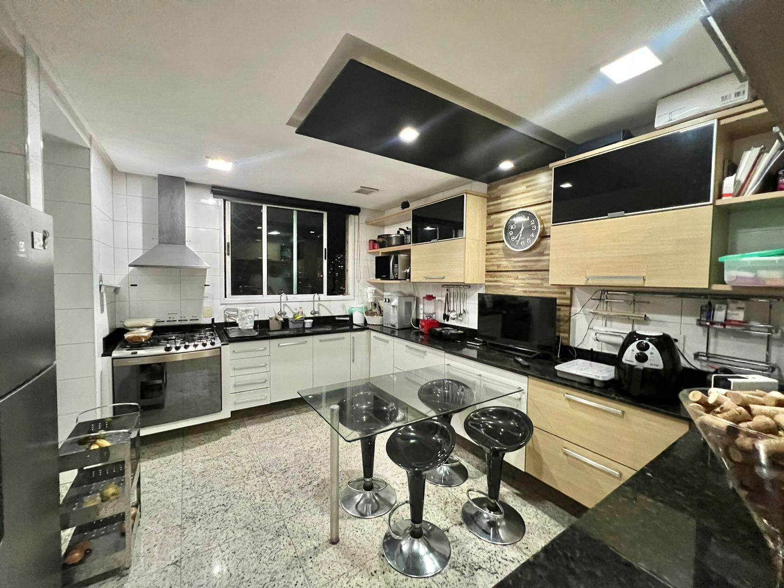 Imagem Apartamento com 4 Quartos à Venda, 197 m²em Umarizal - Belém