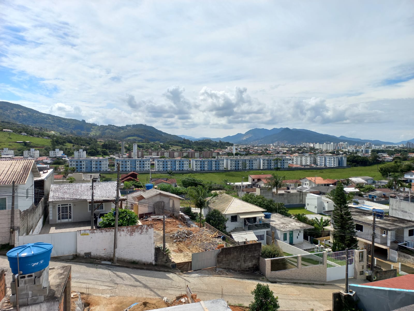 Imagem Sobrado com 4 Quartos à Venda, 250 m²em Fundos - Biguaçu