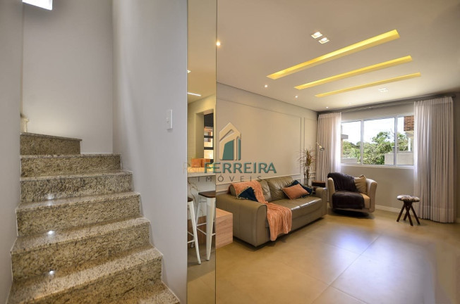 Imagem Sobrado com 3 Quartos à Venda,  em Santa Cândida - Curitiba
