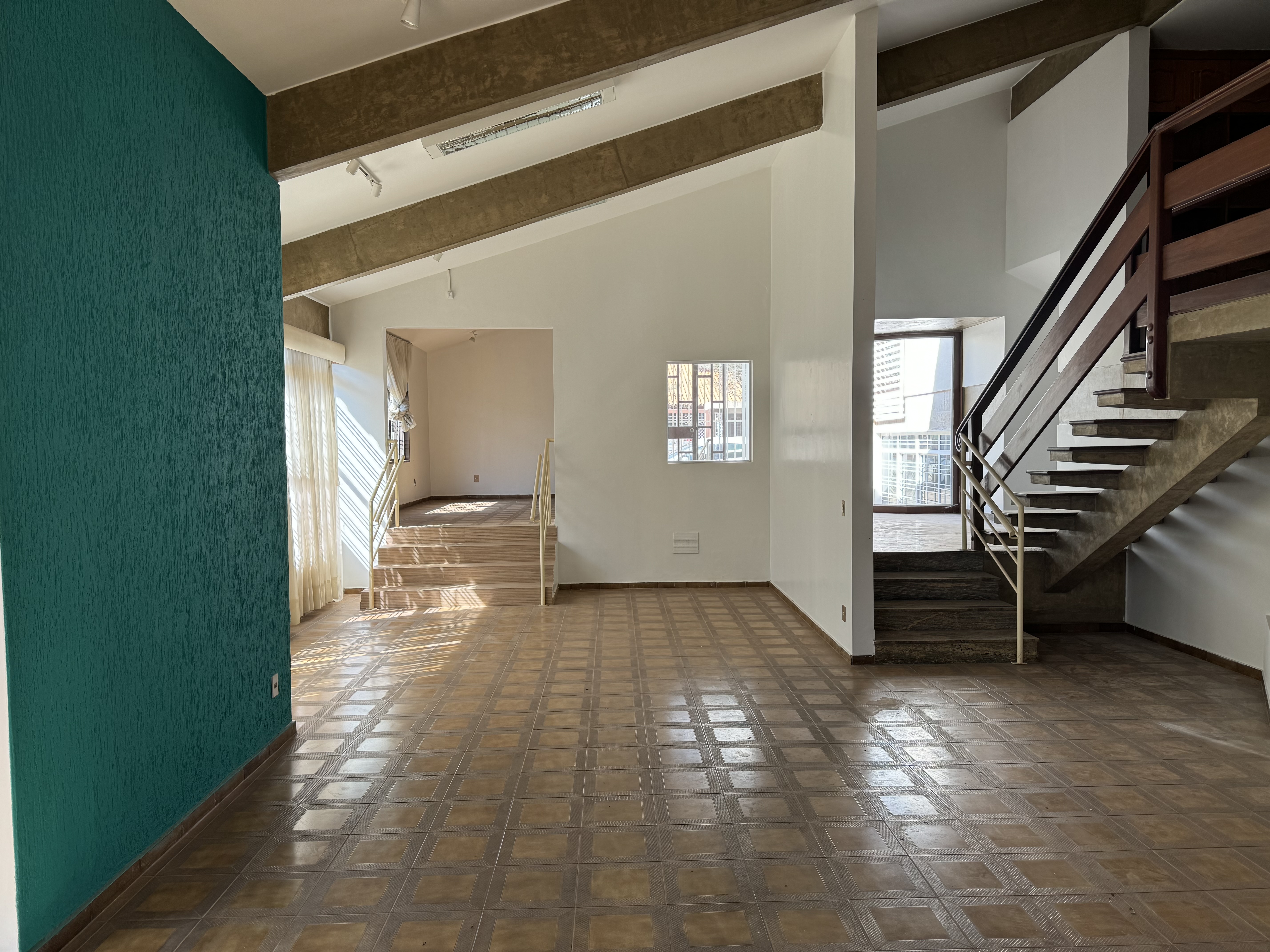 Imagem Sobrado com 5 Quartos para Alugar, 450 m²em Setor Bueno - Goiânia
