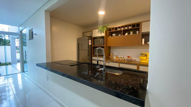Imagem Casa de Condomínio com 4 Quartos à Venda,  em Setor Habitacional Arniqueira (Águas Claras) - Brasília