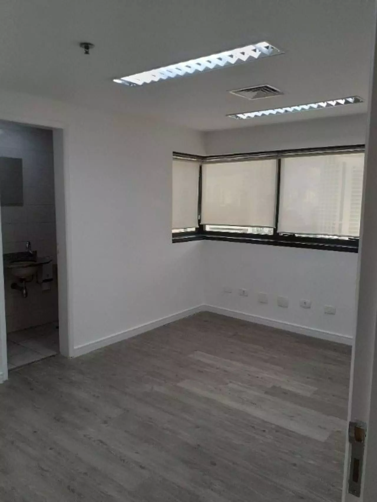 Imagem Sala Comercial à Venda ou Locação, 90 m²em Vila Olímpia - São Paulo Imagem Sala Comercial à Venda ou Locação, 90 m²em Vila Olímpia - São Paulo
