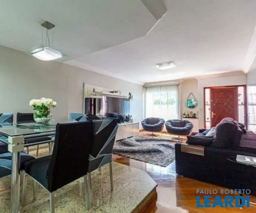 Sobrado com 4 Quartos à Venda, 254 m² em Vila Gilda - Santo André