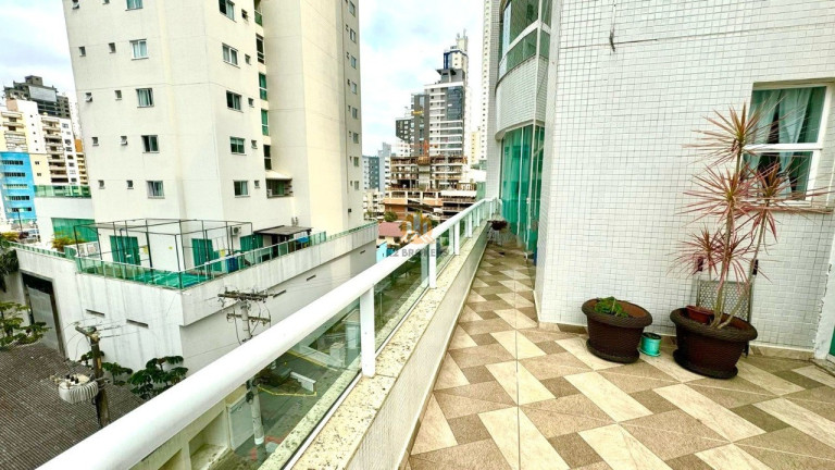 Imagem Imóvel com 3 Quartos à Venda, 213 m² em Pioneiros - Balneário Camboriú