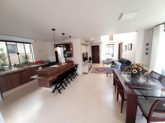 Imagem Sobrado com 3 Quartos à Venda, 284 m² em Centro - Balneário Piçarras