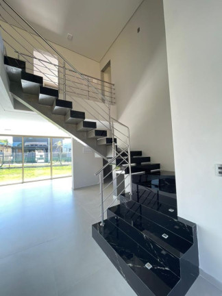 Imagem Casa com 4 Quartos à Venda, em São João Do Rio Vermelho - Florianópolis Imagem Casa com 4 Quartos à Venda, em São João Do Rio Vermelho - Florianópolis
